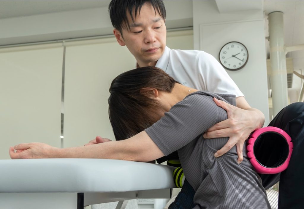 STROKE LABのセラピストが利用者にリハビリを行っている様子