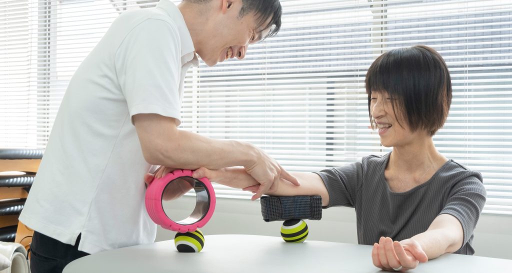 STROKE LABのセラピストが利用者にリハビリを行っている様子