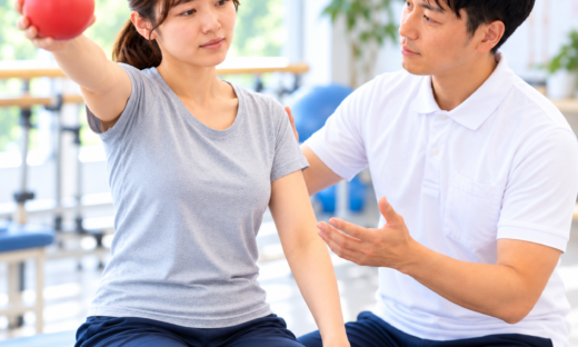 脳卒中患者に対してセラピストが上肢リーチ訓練を行う様子｜錐体路・錐体外路と運動制御
