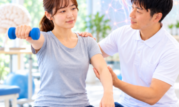 脳卒中後の再生医療とリハビリを行う患者と理学療法士