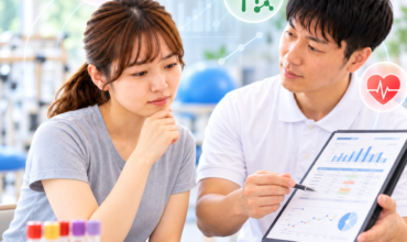 血液検査データを確認しながら脳卒中後のリハビリ方針を相談する患者と理学療法士