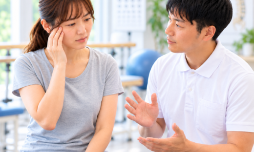 視神経脊髄炎（NMO）の視力低下について療法士に相談する女性