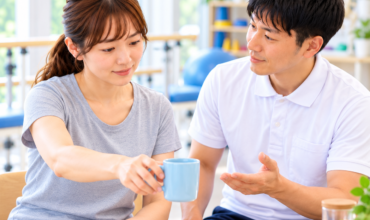 脳卒中後の麻痺側上肢を伸ばす患者と動作を確認するセラピスト