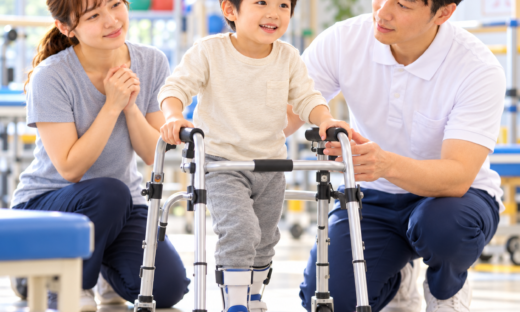 痙性両麻痺の子どもが歩行器を使って理学療法士と歩行練習をする様子