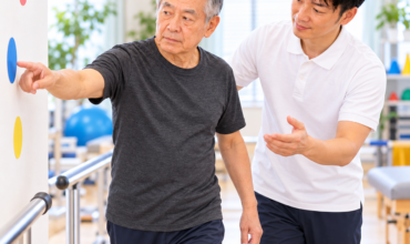 前頭眼野FEF障害に対する視覚走査訓練を行う患者とセラピスト