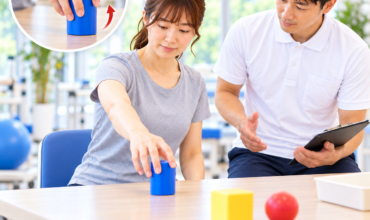 WMFT評価で患者が上肢を伸ばして物品を把持する様子とセラピストによる動作観察