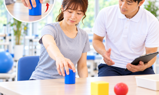 WMFT評価で患者が上肢を伸ばして物品を把持する様子とセラピストによる動作観察