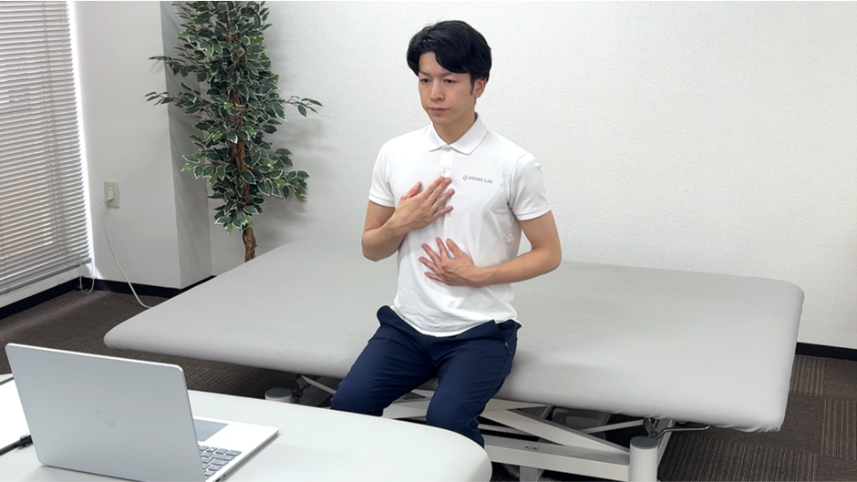 オンラインセラピーで、ベッドからの起こし方や車いすへの乗り移りなど、ご家族向けの介助方法を実演しながら指導する場面