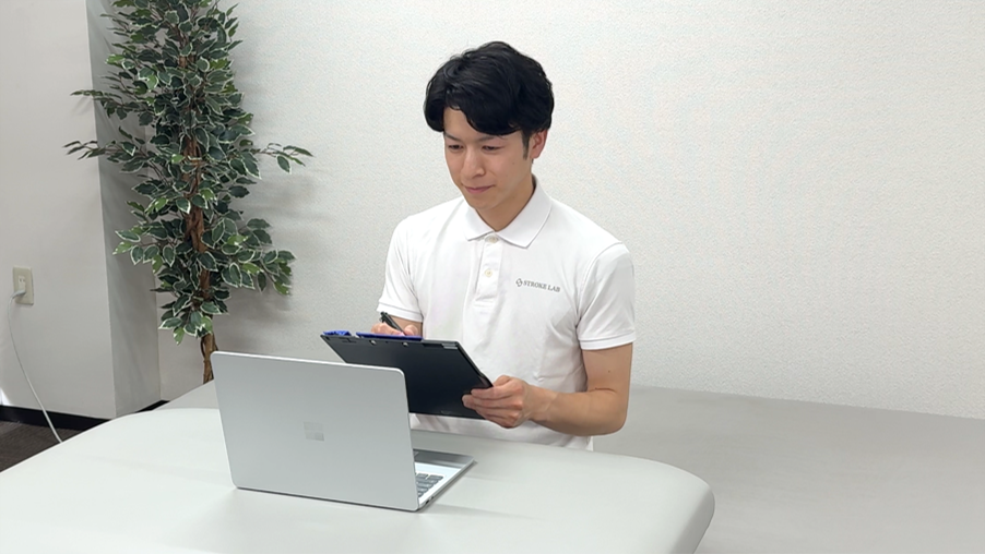 オンラインセラピーで、画面越しにお悩みや生活の困りごとを聞き取り、課題を一緒に整理する場面