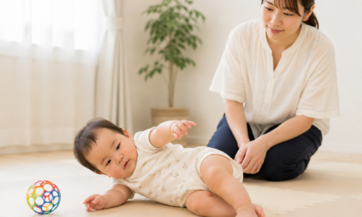 寝返りを見守る母