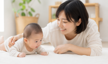母と赤ちゃんうつ伏せ