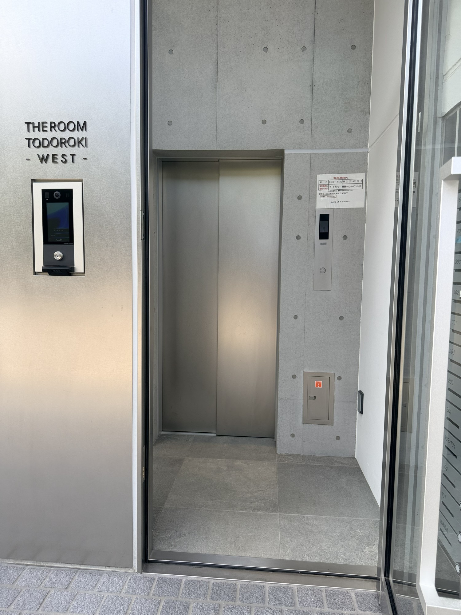 建物エントランス・エレベーター