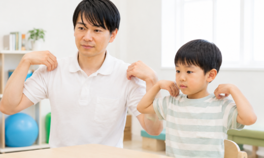 療法士のまねをする