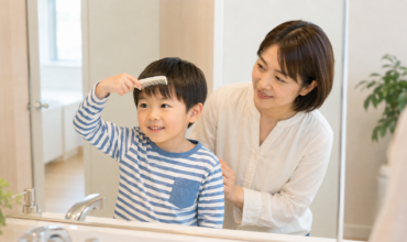 髪をとかす