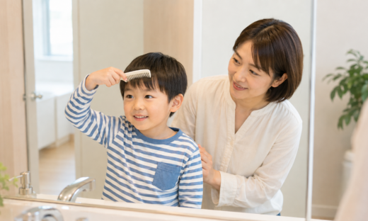 髪をとかす