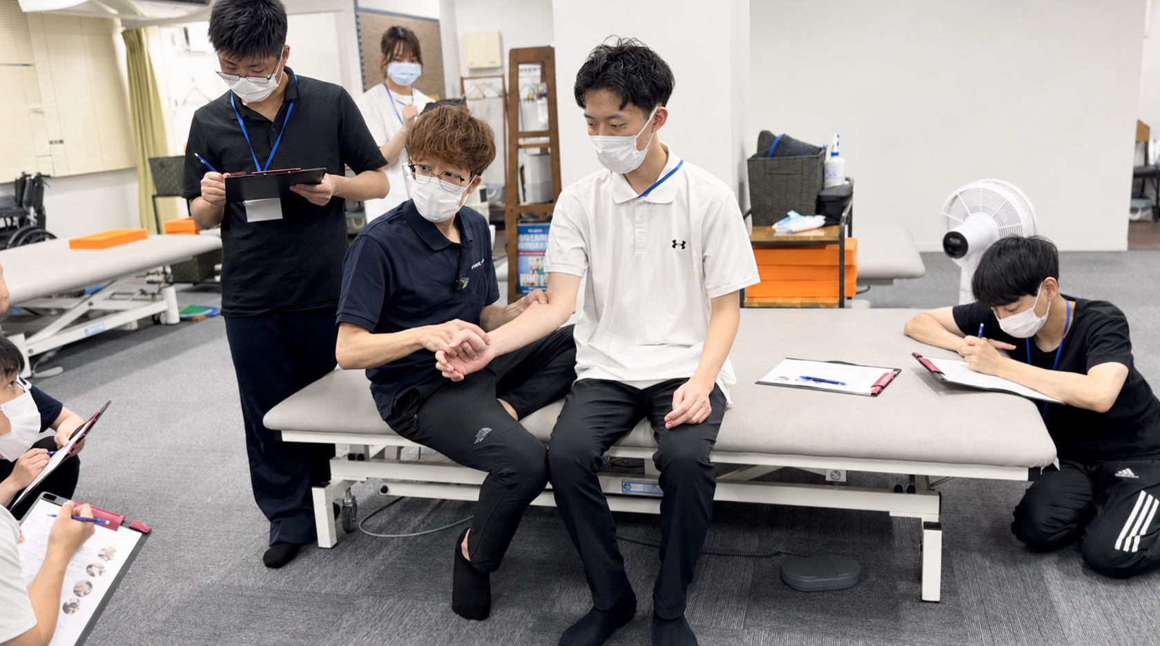 起居・座位の実技風景 — 講師デモを間近で観察