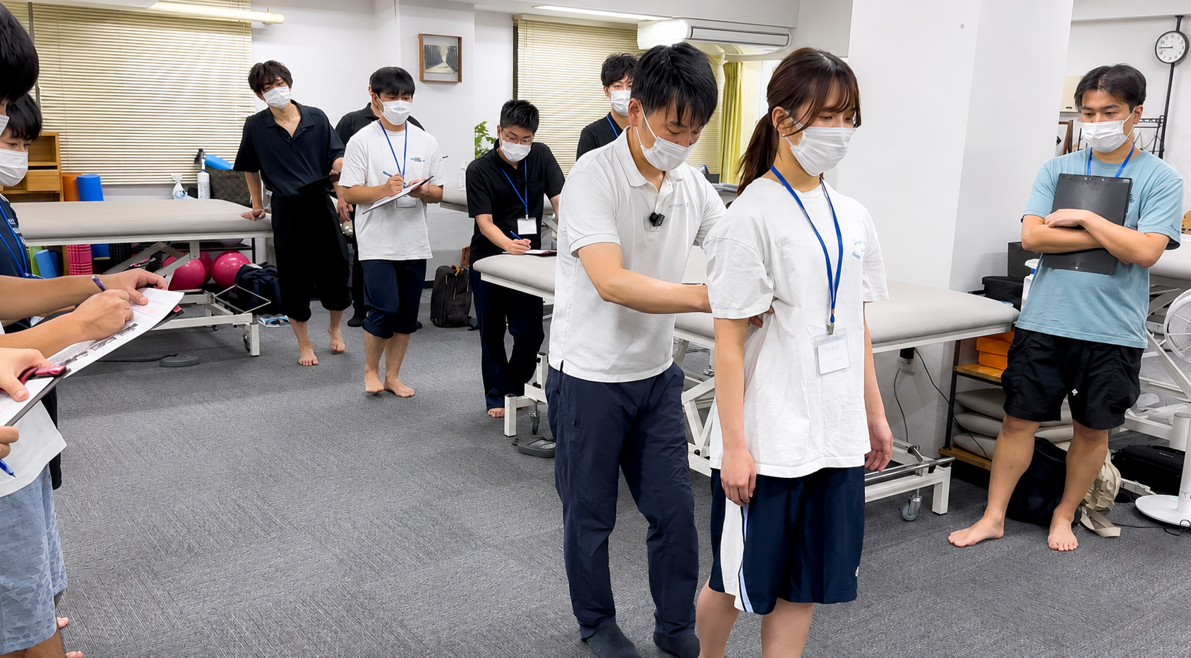 立位・歩行の実技風景 — 体幹からのハンドリング