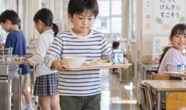 トレーを運ぶ
