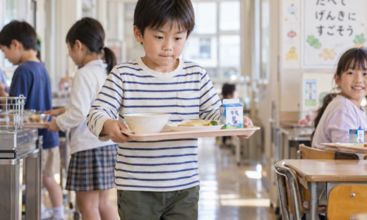 トレーを運ぶ